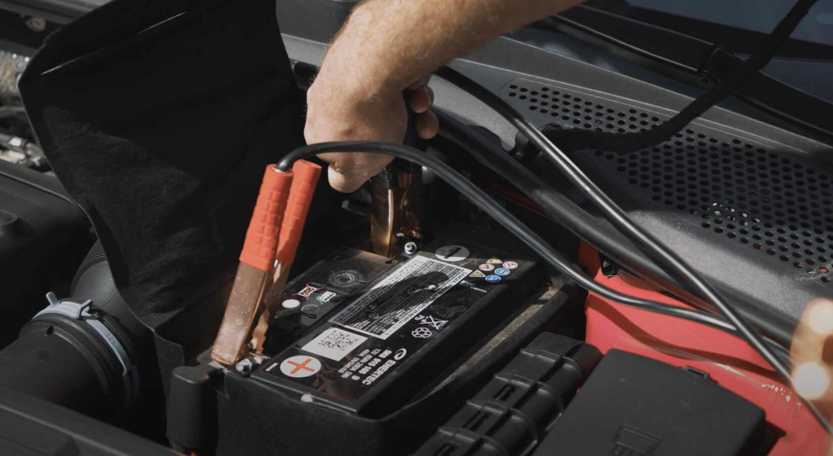 Roadside assistance service including battery jump start in Des Moines, WA